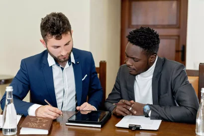 Digital Legal Help Powered by Human-AI Support