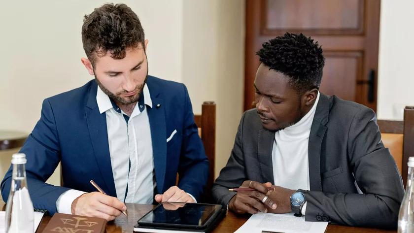 Digital Legal Help Powered by Human-AI Support